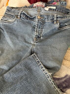 Old Navy Light Wash Straight Leg Women's Jeans   w- 16-1/2 “ rise;  9”  30”